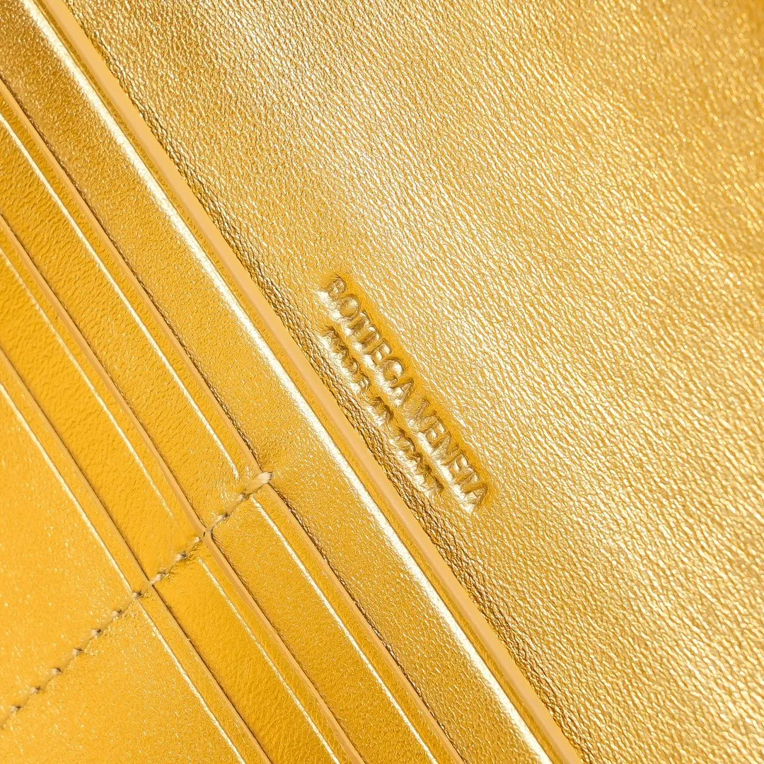 The batch of 1360 BV Andiamo evening handbags has been heavily planted again~ The designer aesthetics in the era of economic downturn are back. I fall in love with it at first sight and can't put it down. It's so beautiful and full of aura. The shape and texture are very competitive. It's light in weight and has sufficient capacity. It's a must-have for fashionistas. It's suitable for many occasions, minimalist, high-end and light luxury. Model No.: 741511 Size: 31*13*3cm